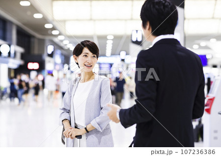 空港から出張をする若い男女のビジネスマン 空港から出張をする若い男女のビジネスマン 107236386