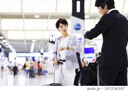 空港から出張をする若い男女のビジネスマン 107236387