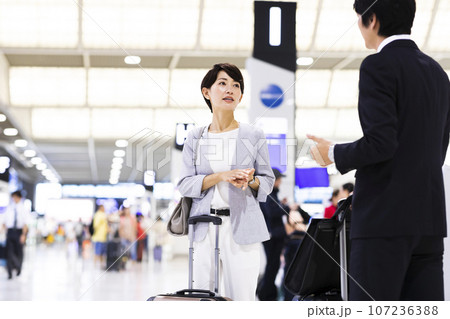 空港から出張をする若い男女のビジネスマン 107236388