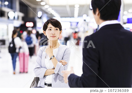 空港から出張をする若い男女のビジネスマン 107236389