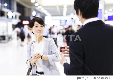空港から出張をする若い男女のビジネスマン 107236391