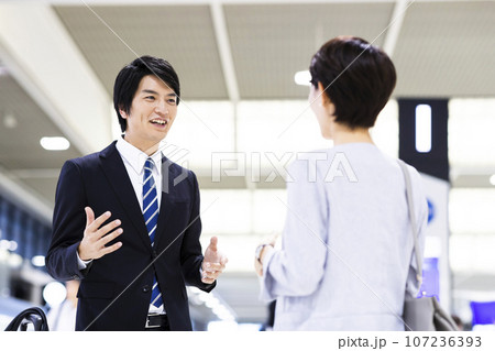 空港から出張をする若い男女のビジネスマン 107236393