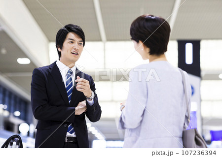 空港から出張をする若い男女のビジネスマン 107236394