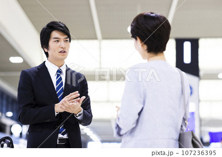 空港から出張をする若い男女のビジネスマン 107236395