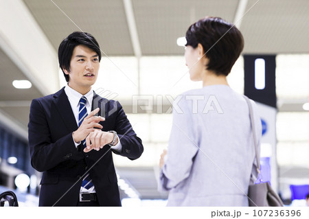 空港から出張をする若い男女のビジネスマン 空港から出張をする若い男女のビジネスマン 107236396
