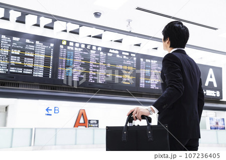 空港から出張をする若いビジネスマン 107236405