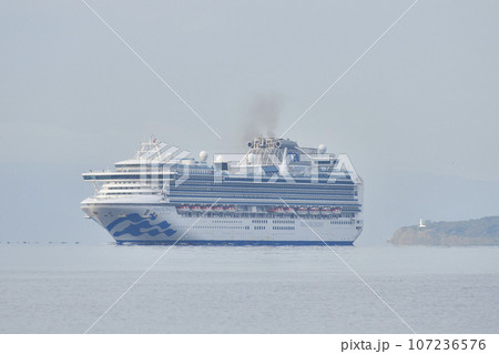 秋の北海道函館市函館港に寄港するクルーズ船ダイヤモンドプリンセス号の風景を撮影 107236576