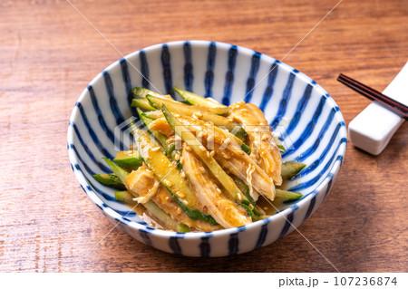 蒸し鶏ときゅうりの胡麻だれ和え 蒸し鶏ときゅうりの胡麻だれ和え 107236874