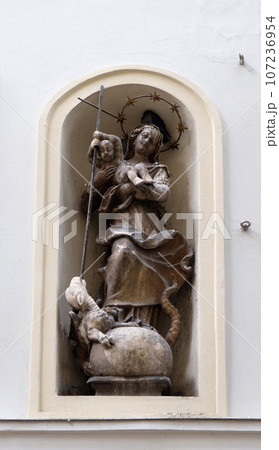 Virgin Mary with baby Jesus, statue on the house facade in Graz, Styria, Austria 107236954