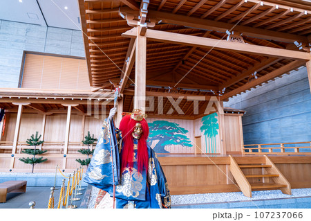 山形県米沢市の春の米沢市上杉博物館ロビーに展示されている能舞台と能人形 107237066