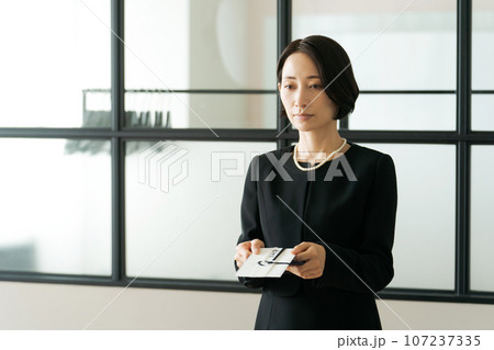 葬儀に参列する女性の写真 葬儀に参列する女性の写真 107237335