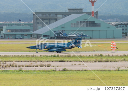 航空自衛隊RF-4EファントムⅡ着陸(海上迷彩) 航空自衛隊RF-4EファントムⅡ着陸(海上迷彩) 107237807