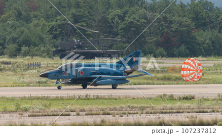 航空自衛隊RF-4EファントムⅡ着陸（海上迷彩） 107237812