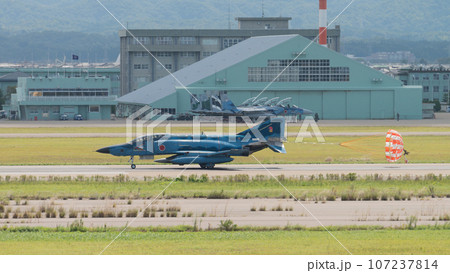 航空自衛隊RF-4EファントムⅡ着陸（海上迷彩） 107237814