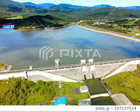 秋の北海道今金町で美利河ダムの風景を撮影 107237914