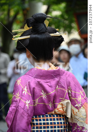 伝統行事参加の女性 107237944