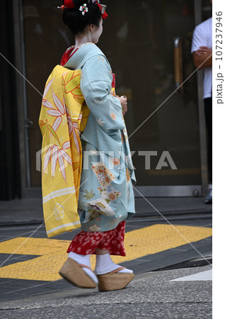 伝統行事参加の女性 107237946