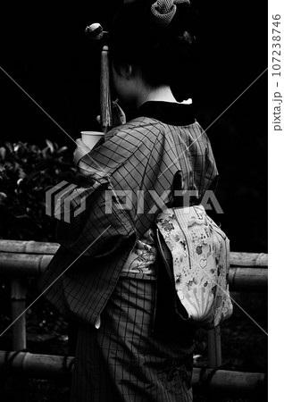 伝統行事参加女性の休息タイム 107238746