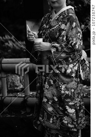 伝統行事参加女性の休息タイム 伝統行事参加女性の休息タイム 107238747
