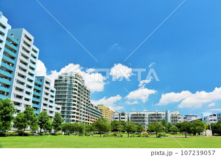 爽やかな青空とマンション 107239057
