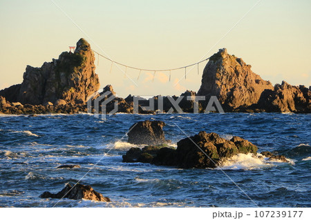 冬の夕景　真鶴半島自然公園の三ツ石　 107239177
