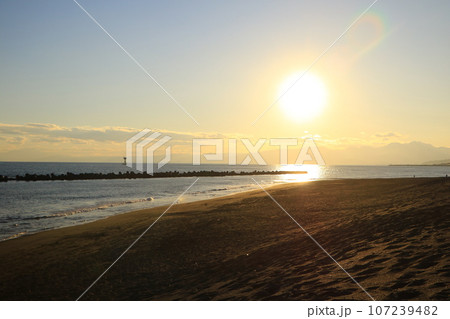 海に沈む夕日と砂浜 海に沈む夕日と砂浜 107239482