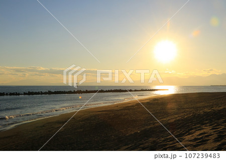 海に沈む夕日と砂浜 海に沈む夕日と砂浜 107239483