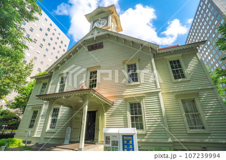 札幌市時計台と札幌と街並み 107239994