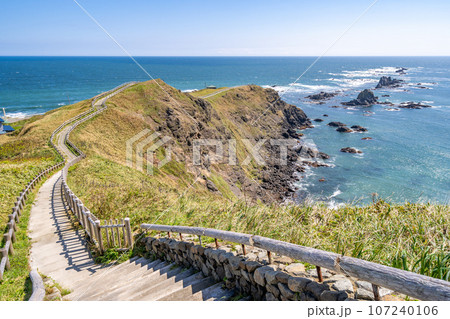 襟裳岬・日高山脈襟裳国定公園　日高山脈が標高を下げ太平洋に沈んでいく壮大な大自然のドラマ　感動的 107240106