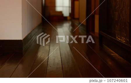 古い木造の家の廊下 107240601