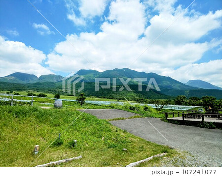 春の九重連山 春の九重連山 107241077