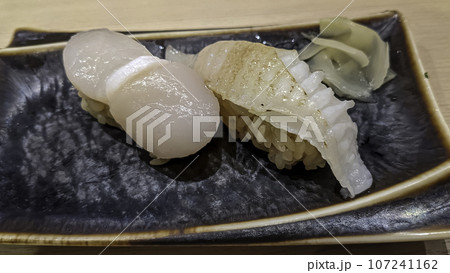 帆立と平目の縁側の握り寿司 帆立と平目の縁側の握り寿司 107241162