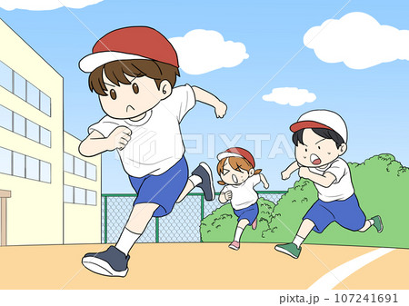 校庭でかけっこする小学生 校庭でかけっこする小学生 107241691