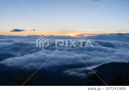 眼下に広がる雲海 107241900