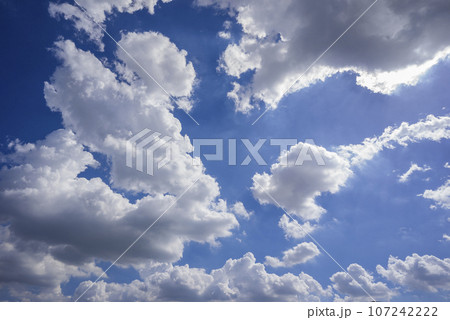 爽やかな青空と雲 青い空 ブルー 雲 快晴 青空と白い雲 晴れ 空 爽快 爽やかな青空と雲 青い空 ブルー 雲 快晴 青空と白い雲 晴れ 空 爽快 107242222