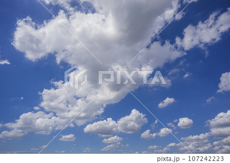 爽やかな青空と雲 青い空 ブルー 雲 快晴 青空と白い雲 晴れ 空 爽快 爽やかな青空と雲 青い空 ブルー 雲 快晴 青空と白い雲 晴れ 空 爽快 107242223