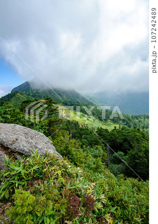 武尊山へ登山途中の山景色 武尊山へ登山途中の山景色 107242489