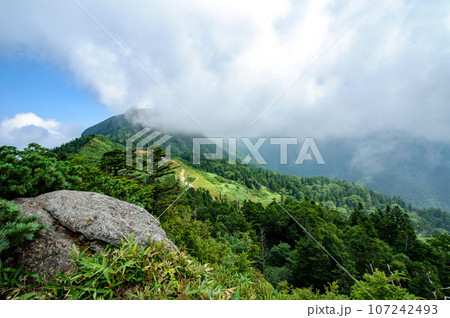 武尊山へ登山途中の山景色 武尊山へ登山途中の山景色 107242493