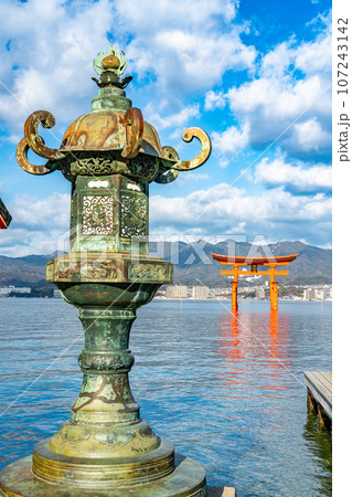 【世界遺産　嚴島神社】【安芸国一宮】晴れた新年の境内から見た銅灯籠と大鳥居3　広島県廿日市市 107243142
