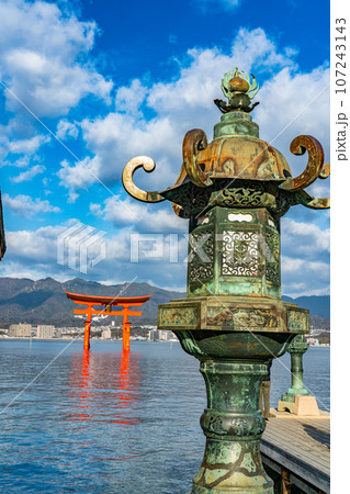 世界遺産 嚴島神社】【安芸国一宮】晴れた新年の境内から見た銅灯籠と