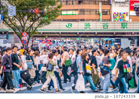 日本の東京都市景観 9月。全国・47都道府県/減↓。賑わう渋谷駅前。マスク無し、感染爆発はない 日本の東京都市景観 9月。全国・47都道府県/減↓。賑わう渋谷駅前。マスク無し、感染爆発はない 107243339