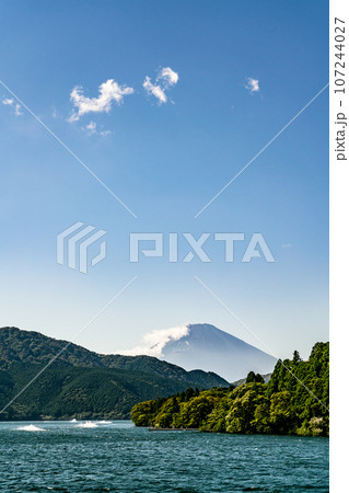 【神奈川県】芦ノ湖から見た秋の青空と富士山 107244027
