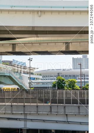 【神奈川県】横浜駅東口からKアリーナ方面を望む 107244066