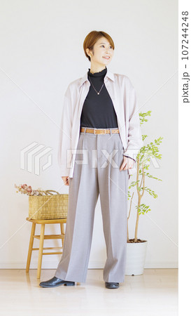 女性秋服のファッションコーディネート全身（縦向き） 107244248
