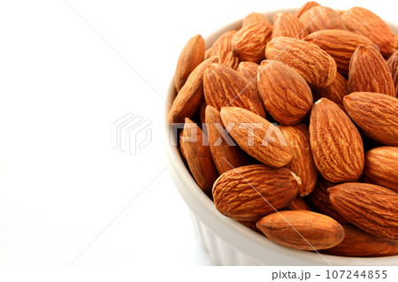白いココットに入ったアーモンド 107244855
