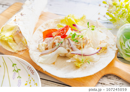 チキンのラップサンド作り 107245059