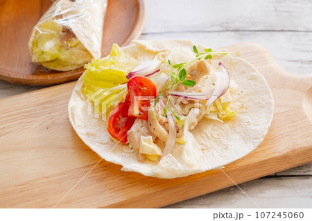 チキンのラップサンド作り チキンのラップサンド作り 107245060