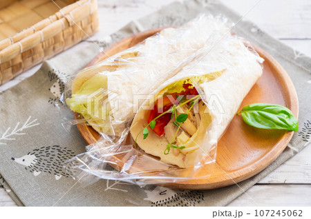 サラダチキンのラップサンド 107245062