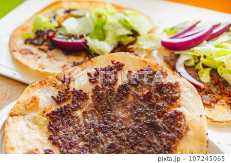 生地に敷いたタコスミート 生地に敷いたタコスミート 107245065