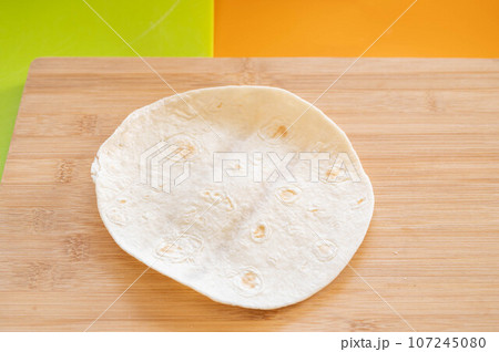 トルティーヤ生地 107245080